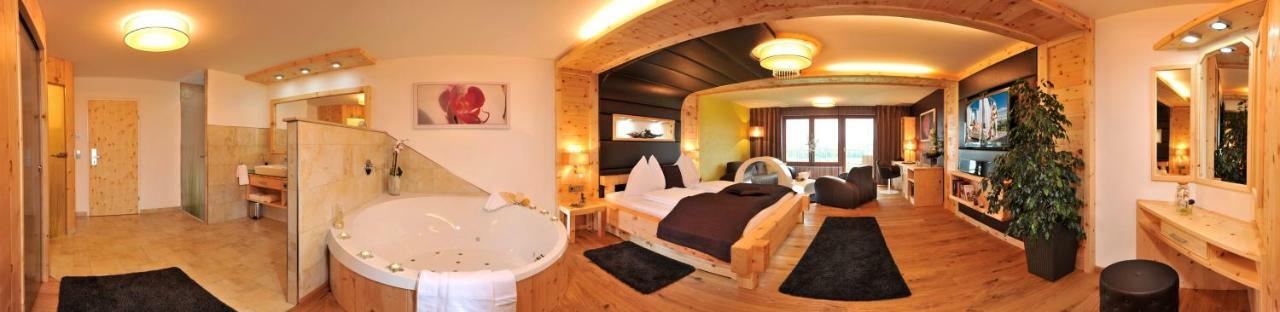 Hotel Winzer Wellness & Kuscheln Sankt Georgen im Attergau Εξωτερικό φωτογραφία